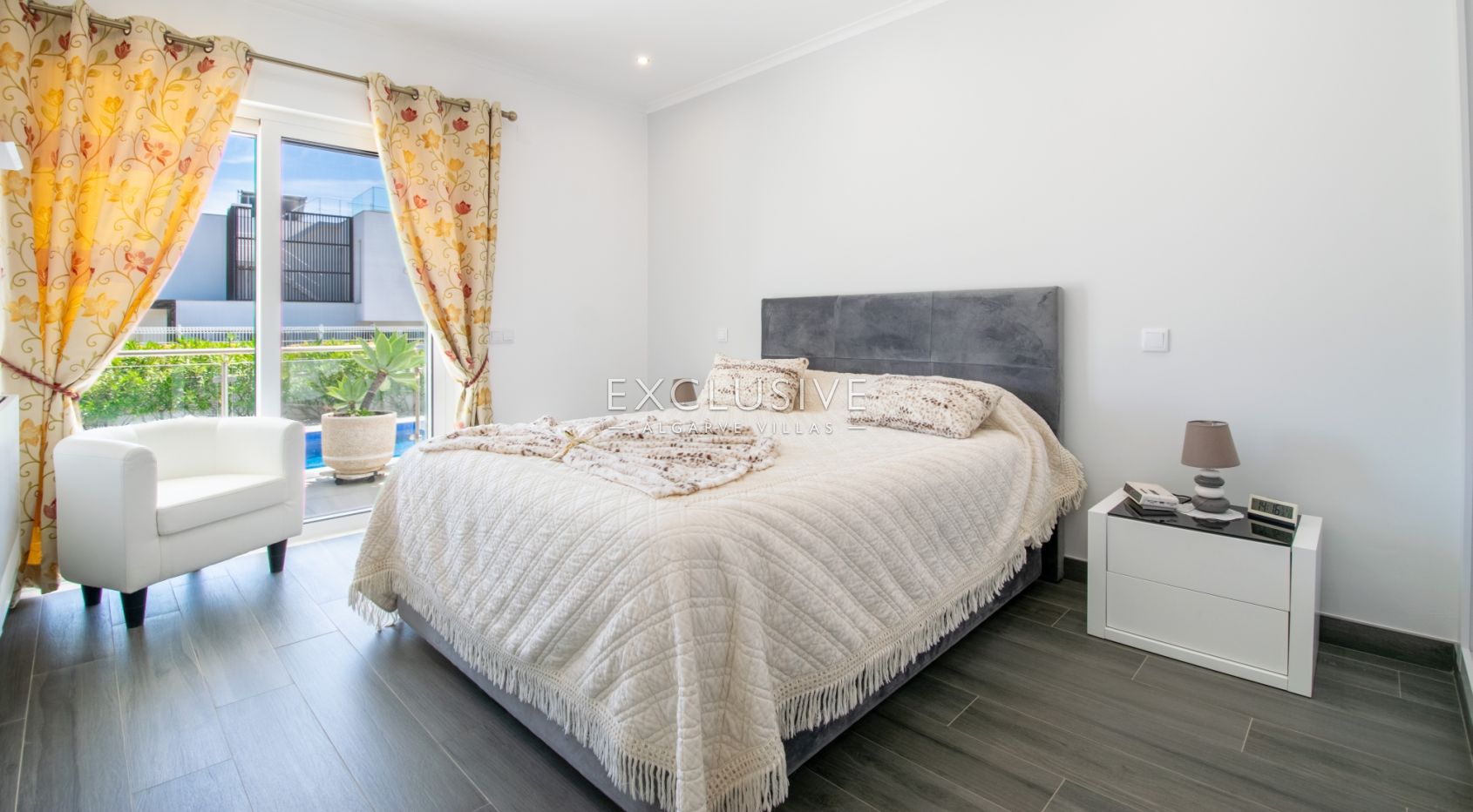 Buy Property in Carvoeiro - Luxury 4 bedroom villa with pool with sea views, Algarve