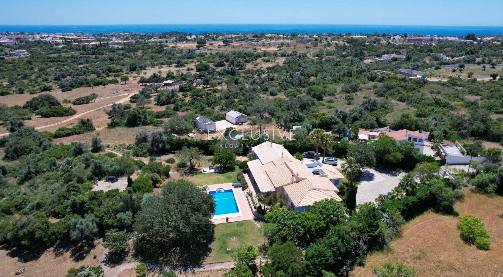 4+2 bedroom villa with pool on large plot in Carvoeiro