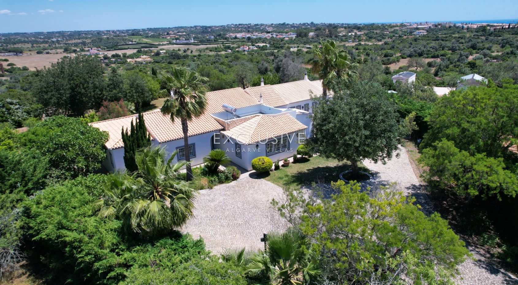 4+2 bedroom villa with pool on large plot in Carvoeiro