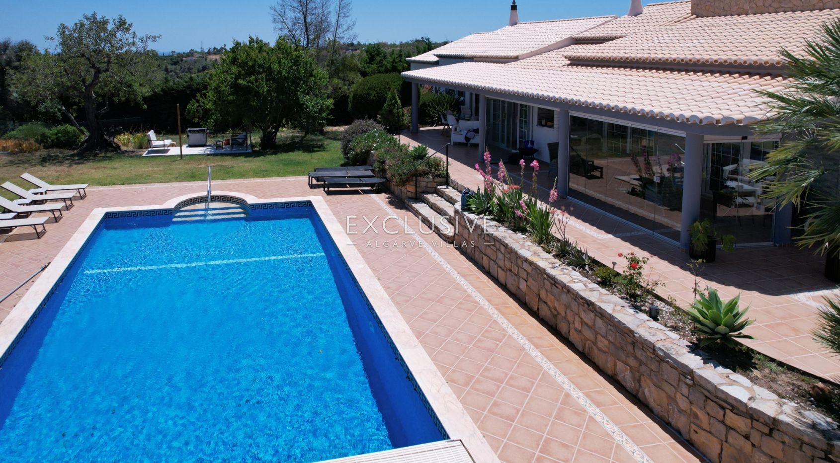 4+2 bedroom villa with pool on large plot in Carvoeiro