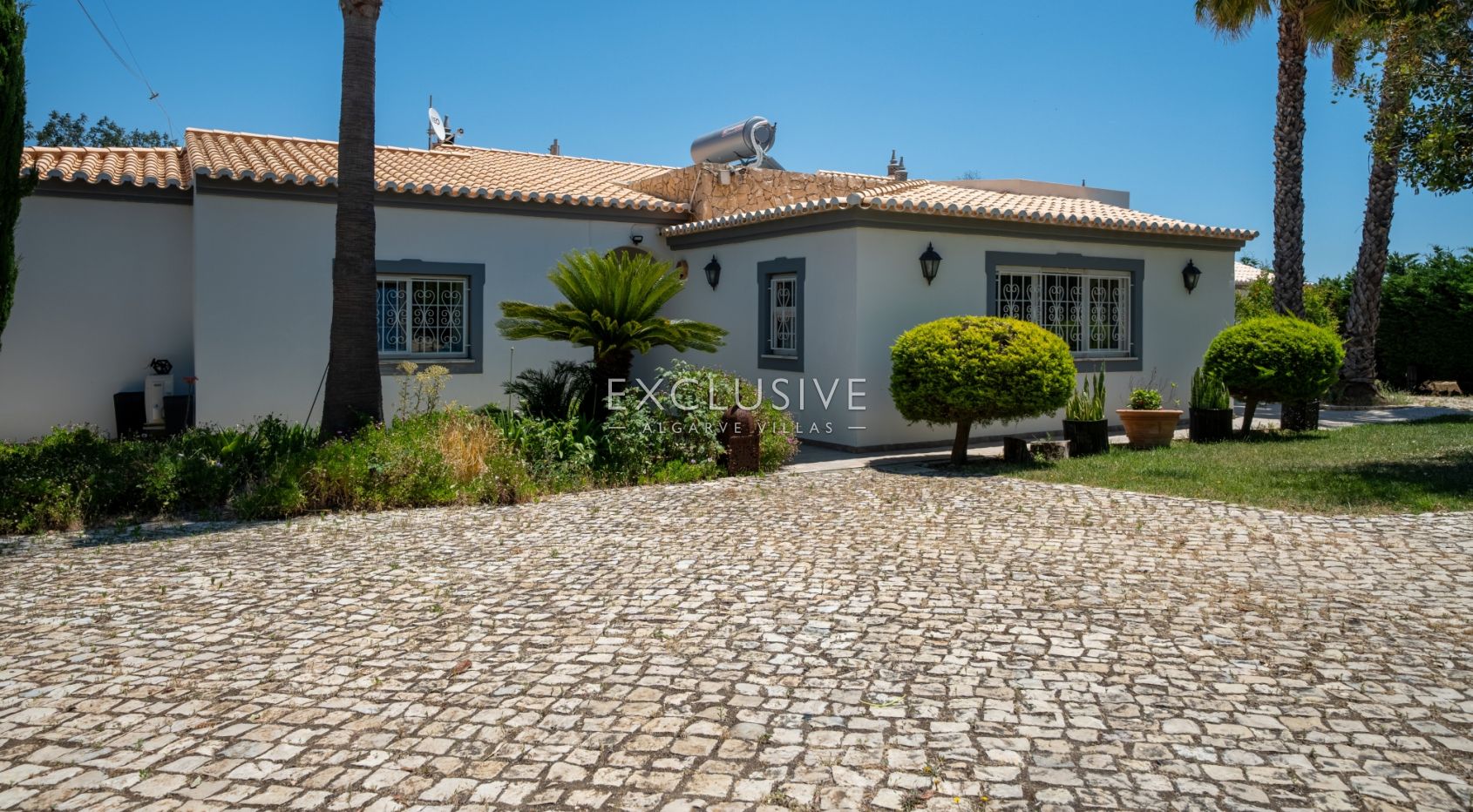 4+2 bedroom villa with pool on large plot in Carvoeiro