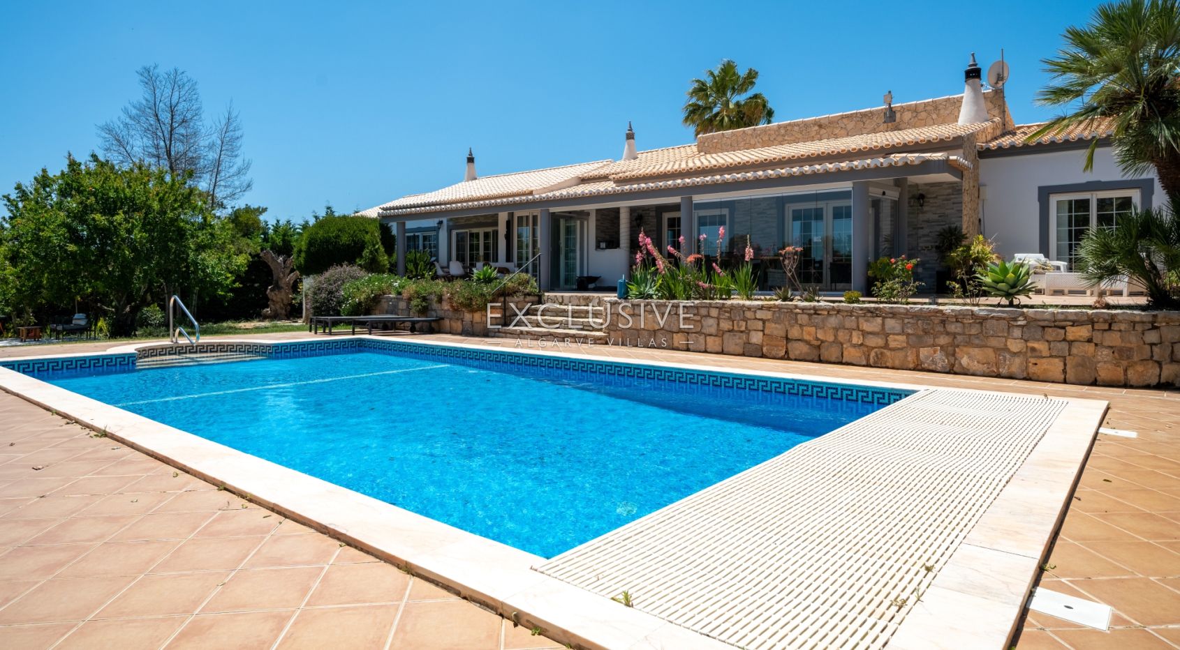4+2 bedroom villa with pool on large plot in Carvoeiro