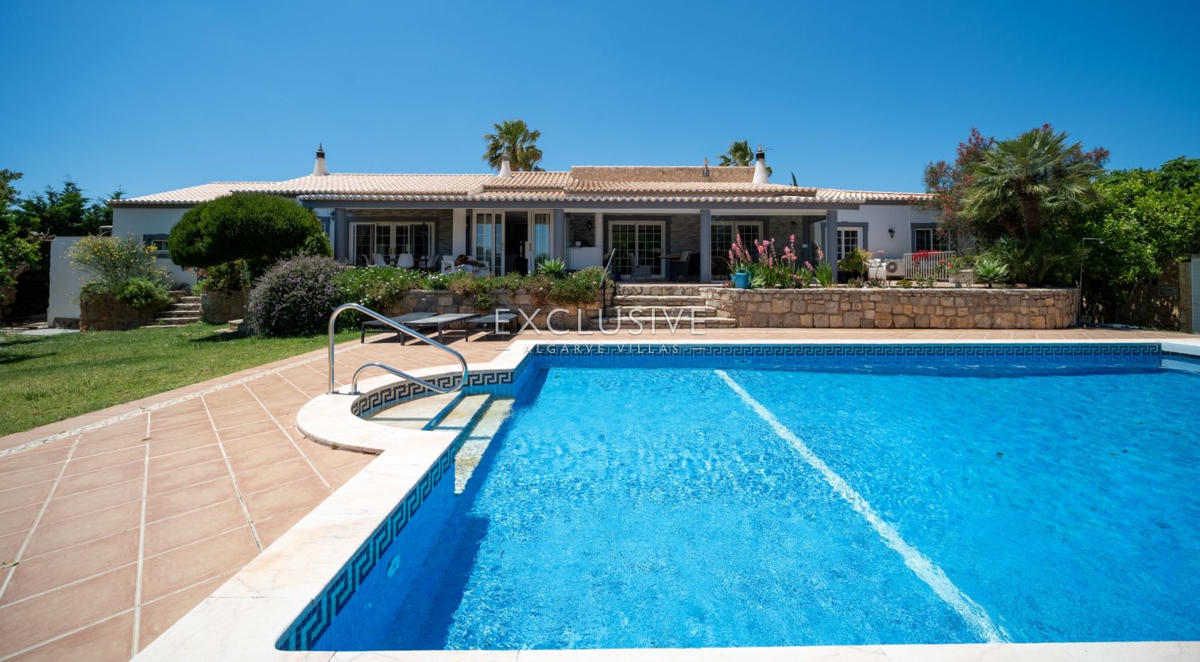 4+2 bedroom villa with pool on large plot in Carvoeiro