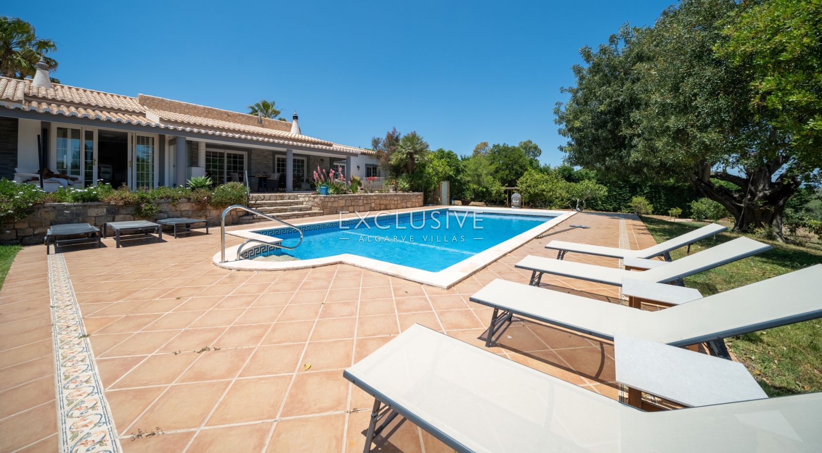 4+2 bedroom villa with pool on large plot in Carvoeiro