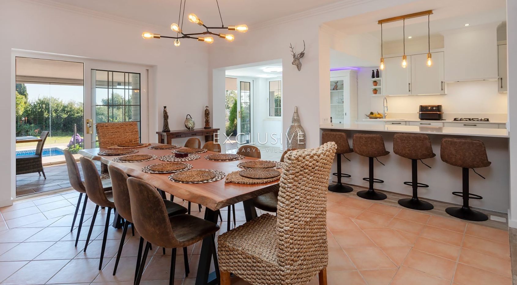 4+2 bedroom villa with pool on large plot in Carvoeiro