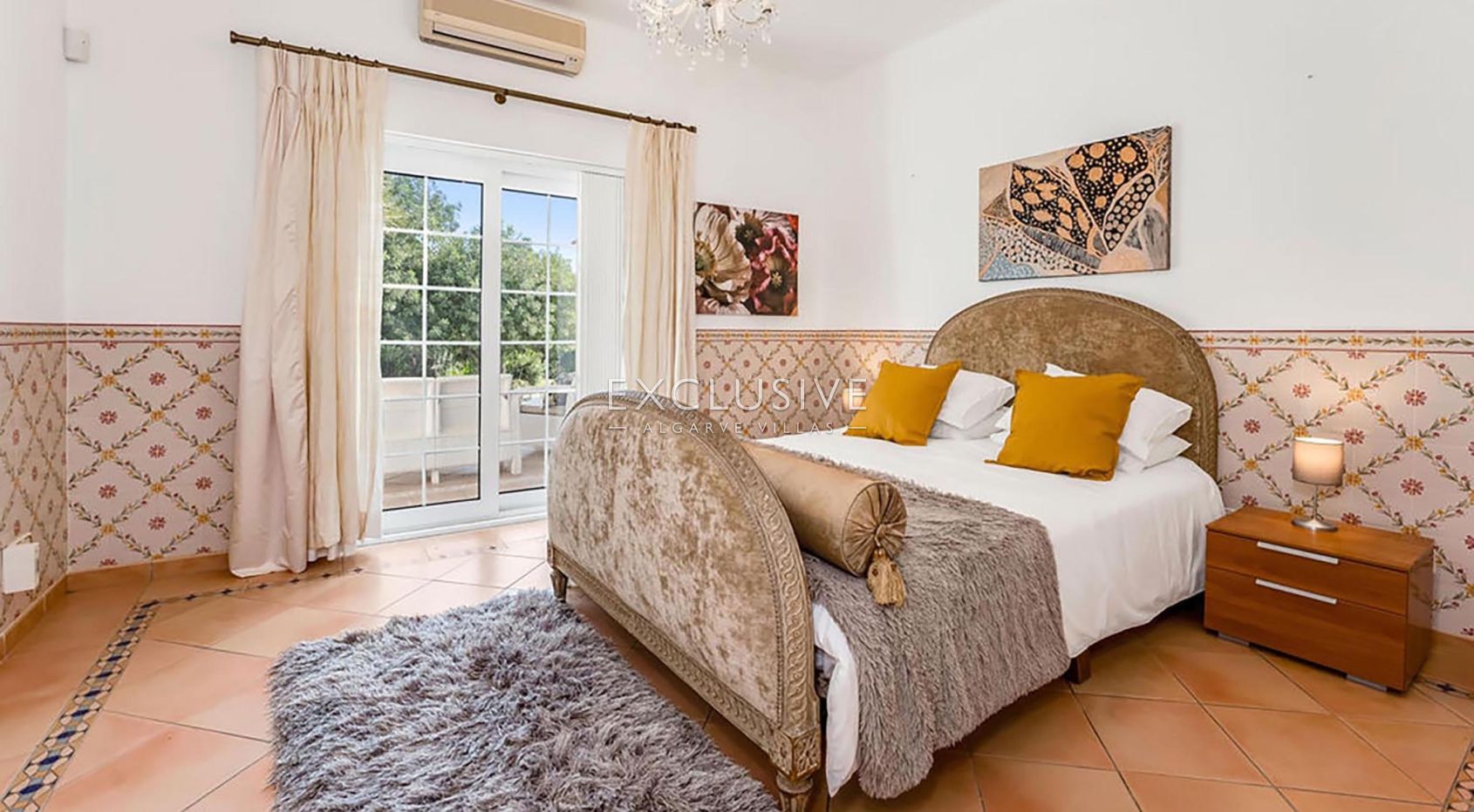 4+2 bedroom villa with pool on large plot in Carvoeiro