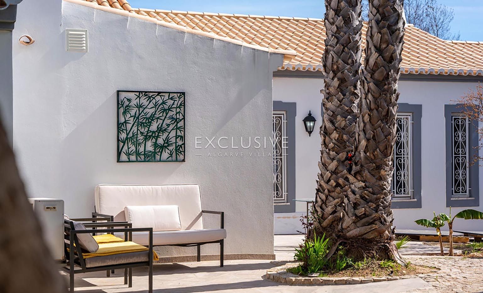 4+2 bedroom villa with pool on large plot in Carvoeiro