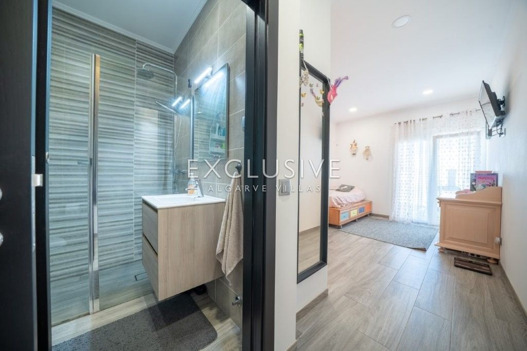 Luxury 4 Bedroom Single level Villa with Private Pool in Penina Golf Portimao in Algarve