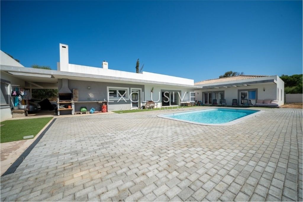 Luxury 4 Bedroom Single level Villa with Private Pool in Penina Golf Portimao in Algarve