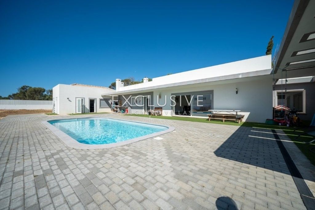 Luxury 4 Bedroom Single level Villa with Private Pool in Penina Golf Portimao in Algarve