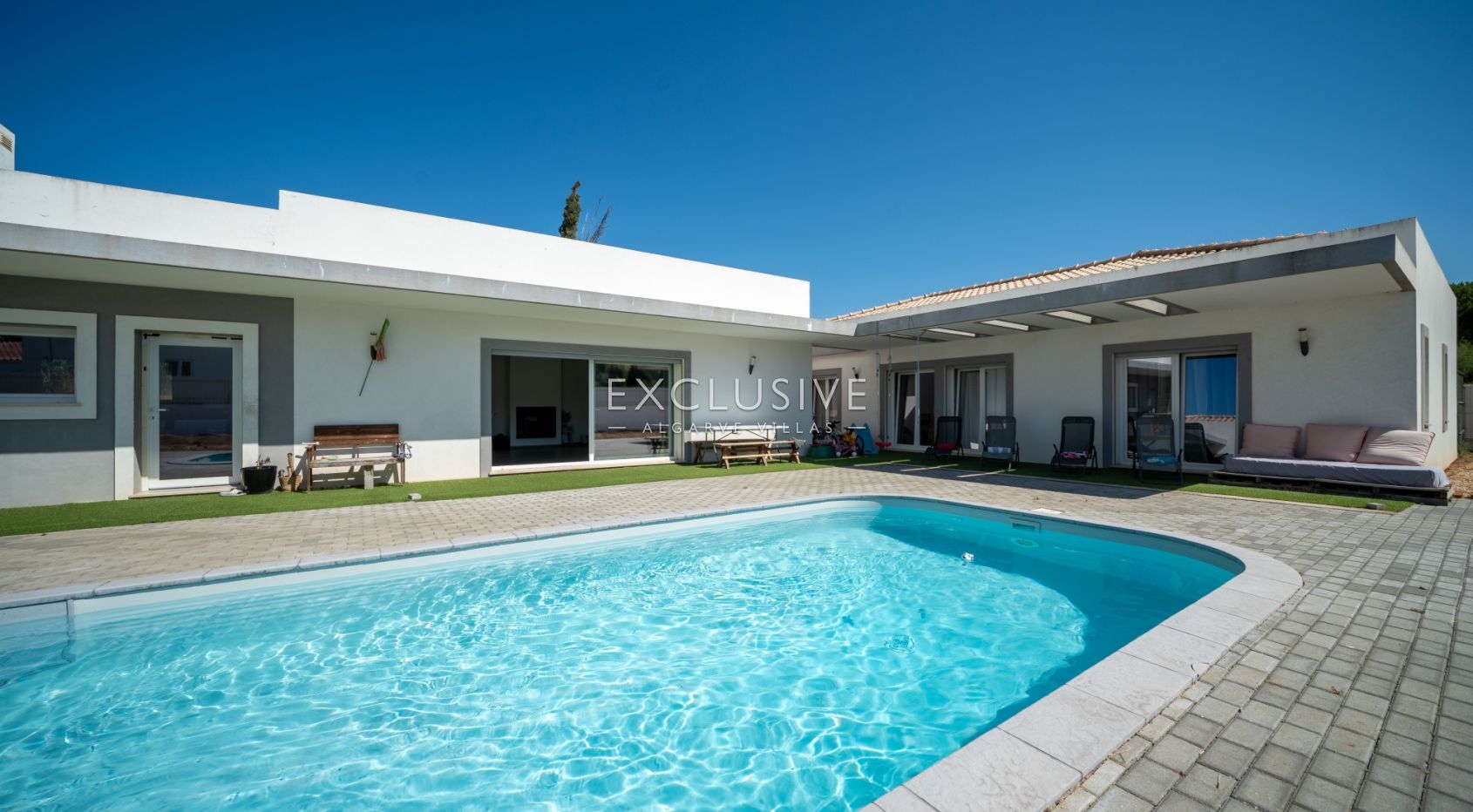 Luxury 4 Bedroom Single level Villa with Private Pool in Penina Golf Portimao in Algarve