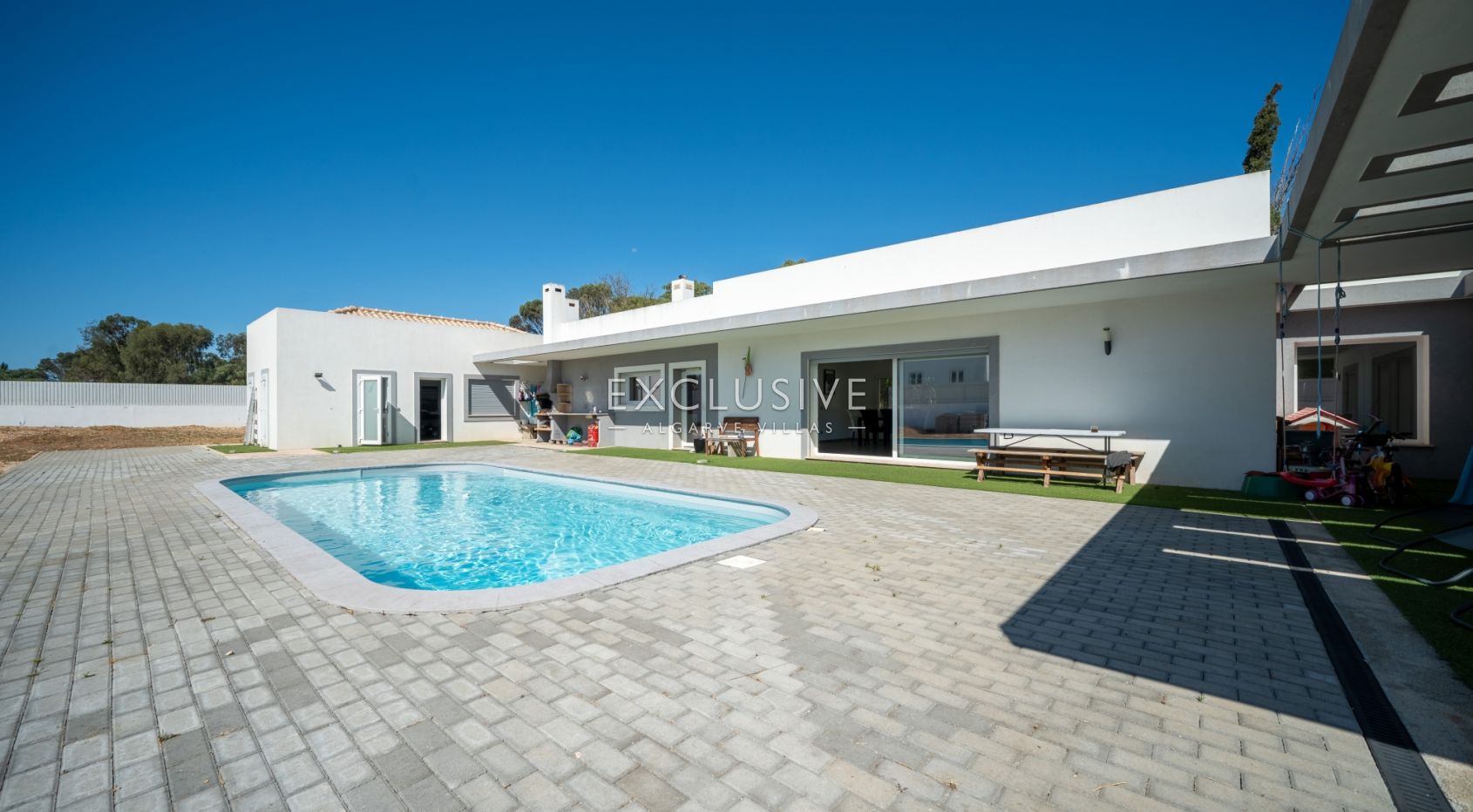 Luxury 4 Bedroom Single level Villa with Private Pool in Penina Golf Portimao in Algarve