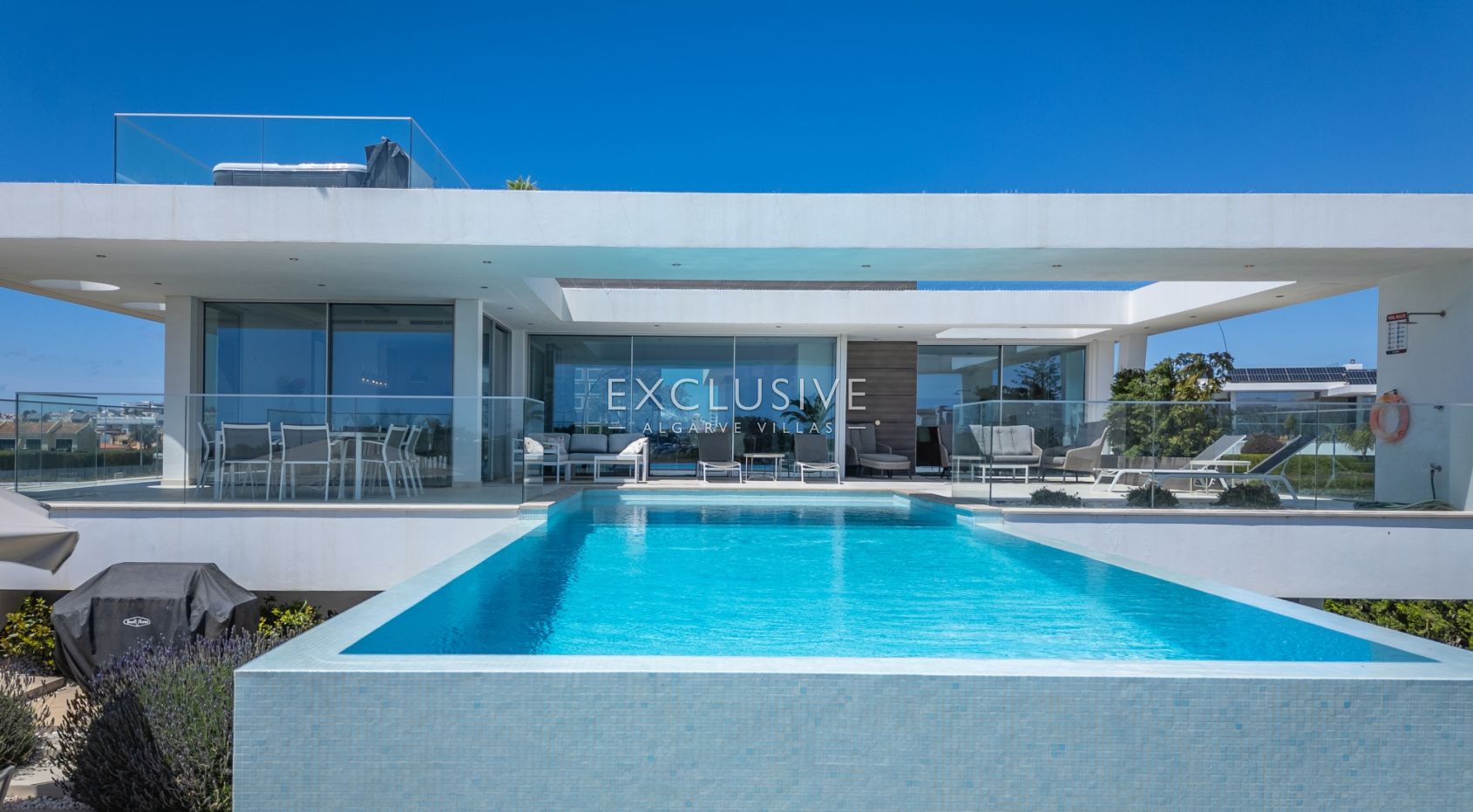 Contemporary Villa with fabulous Sea Views, Walking Distance to Beaches and Historic Centre