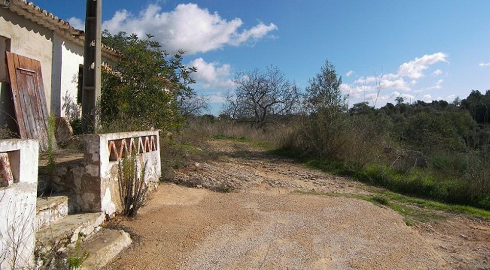 Plot with semi detached ruin near Pera, in Algarve