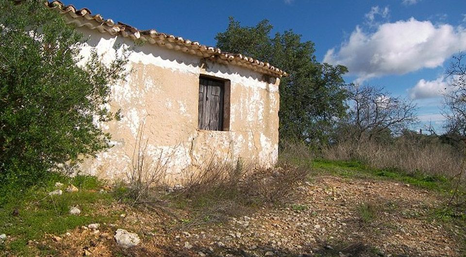 Plot with semi detached ruin near Pera, in Algarve