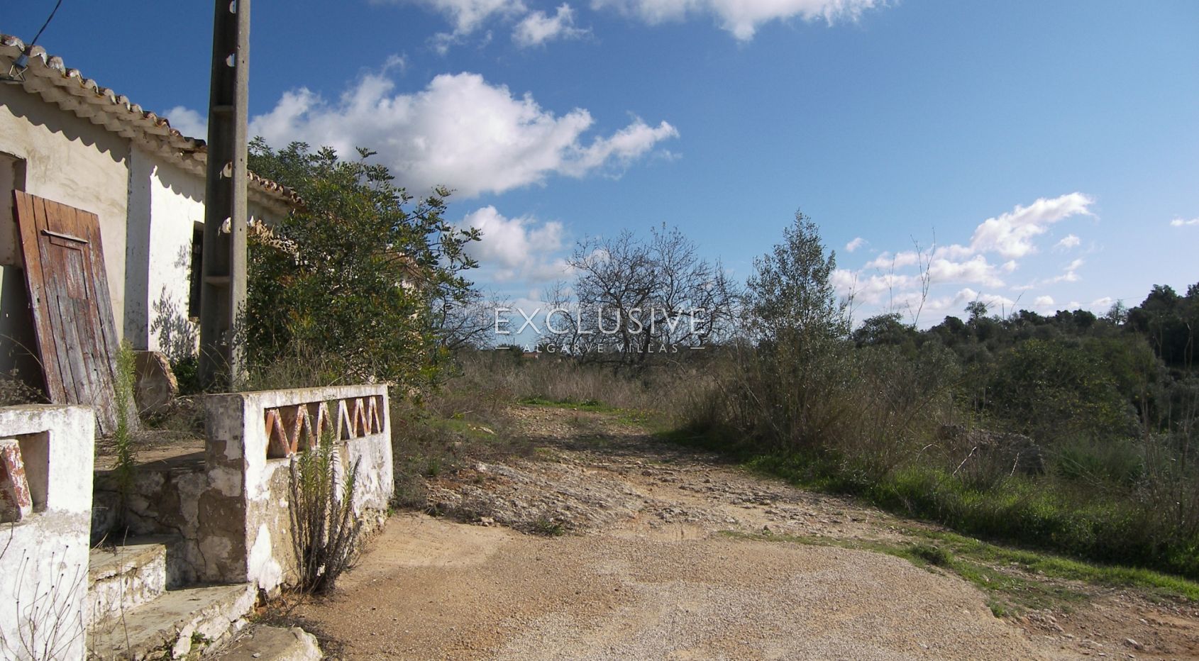 Plot with semi detached ruin near Pera, in Algarve
