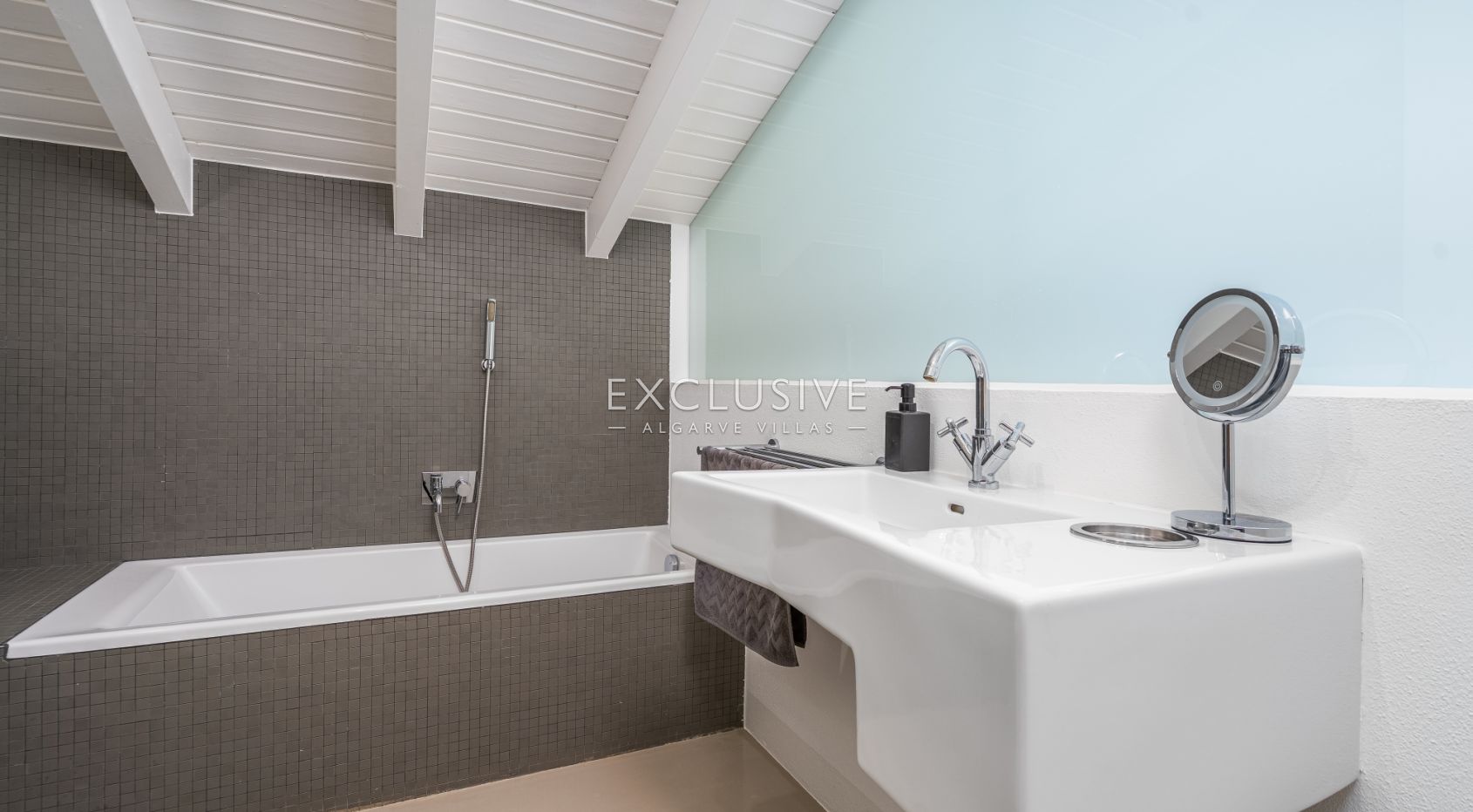 Modern 3+1 bed property, with spectacular river views in Silves, Algarve