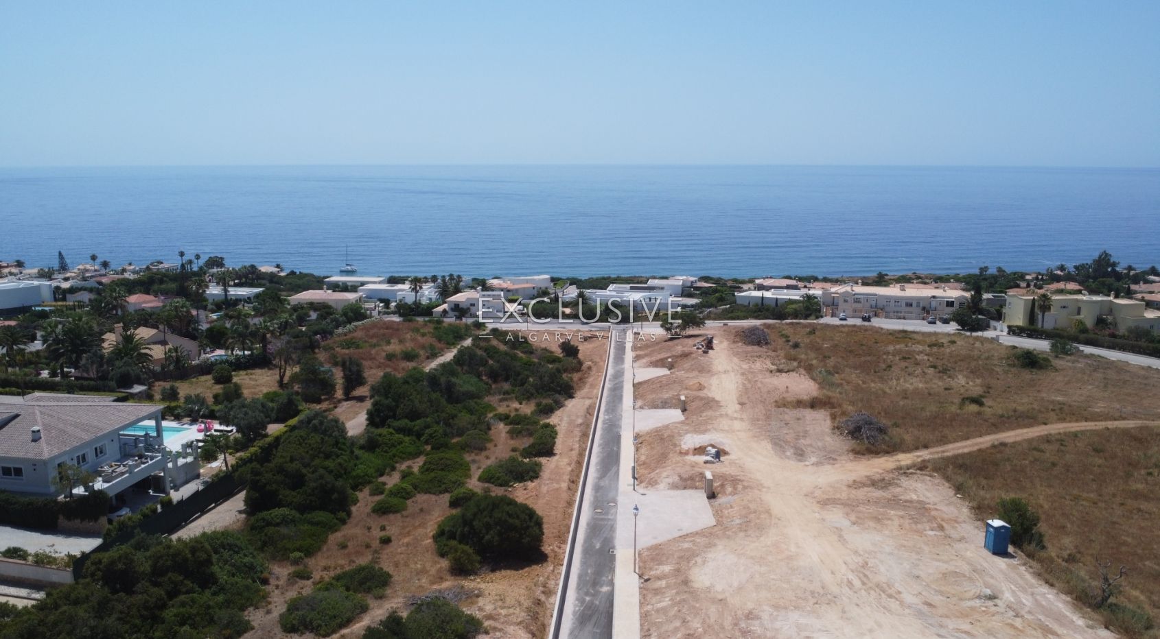 Building plot with sea views within walking distance to amenities in Praia da Luz, Algarve