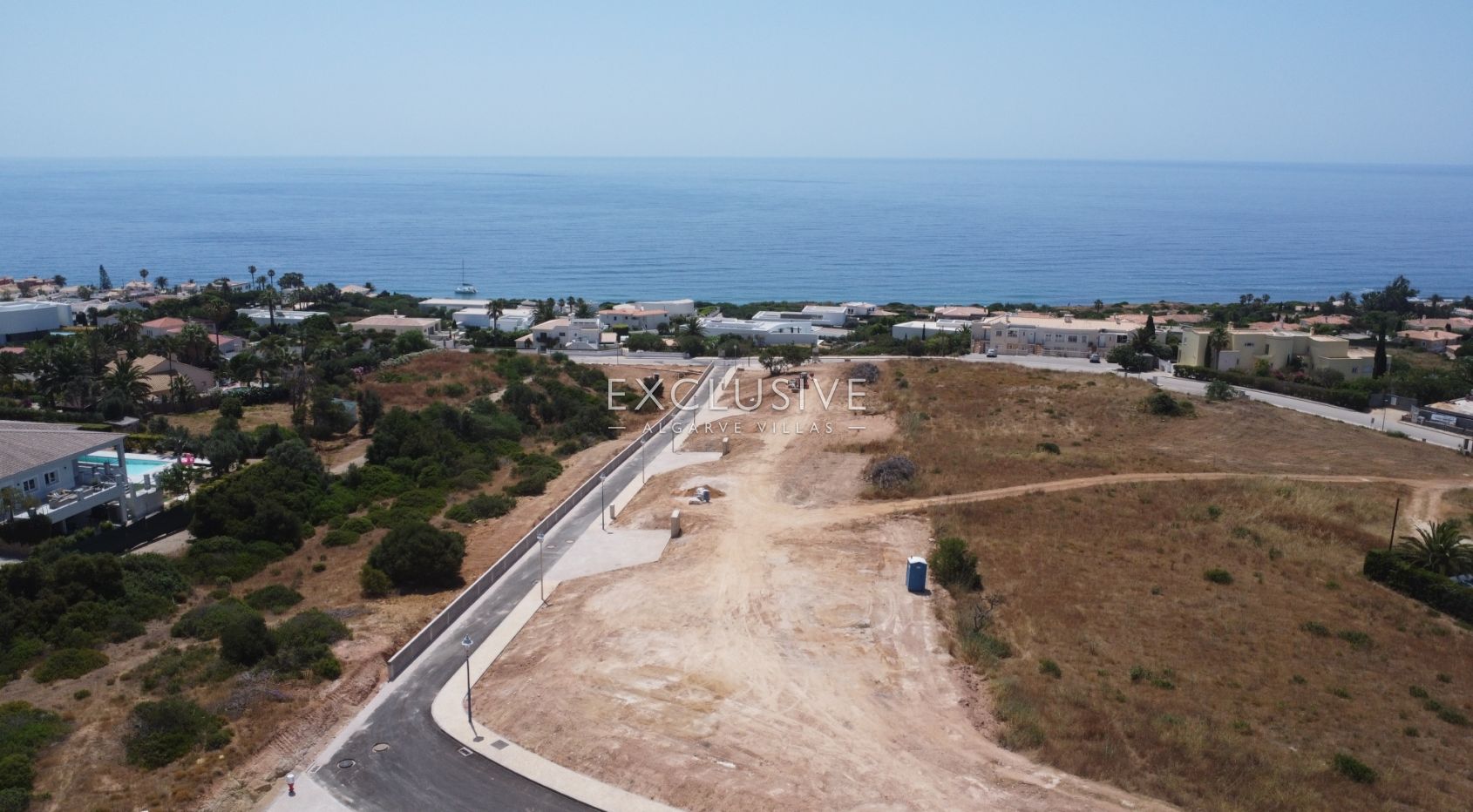 Building plot with sea views within walking distance to amenities in Praia da Luz, Algarve
