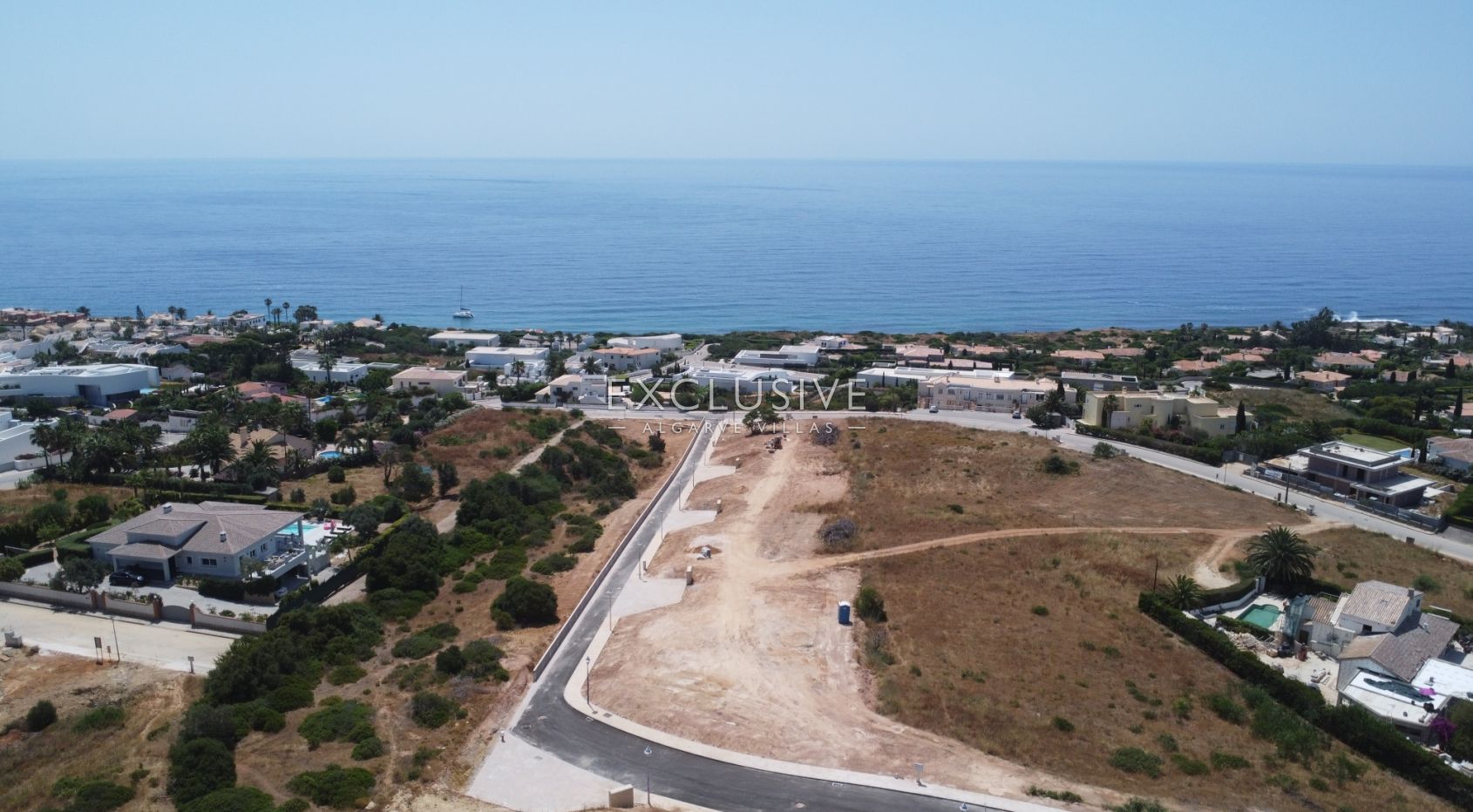 Building plot with sea views within walking distance to amenities in Praia da Luz, Algarve