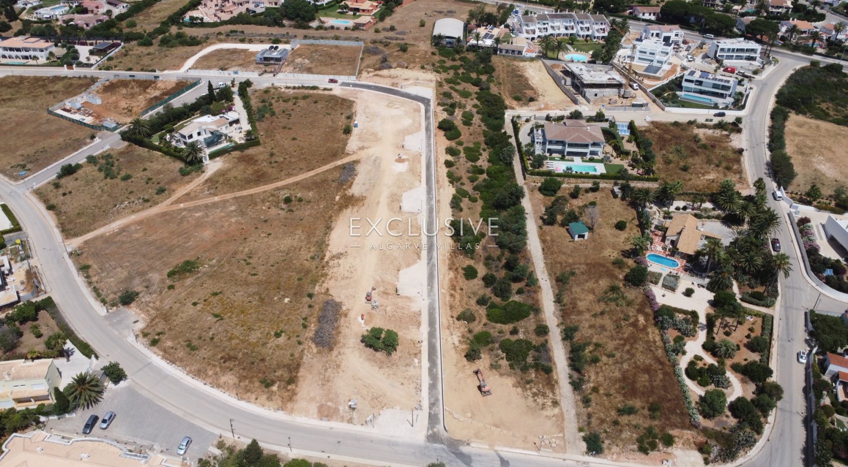 Building plot with sea views within walking distance to amenities in Praia da Luz, Algarve