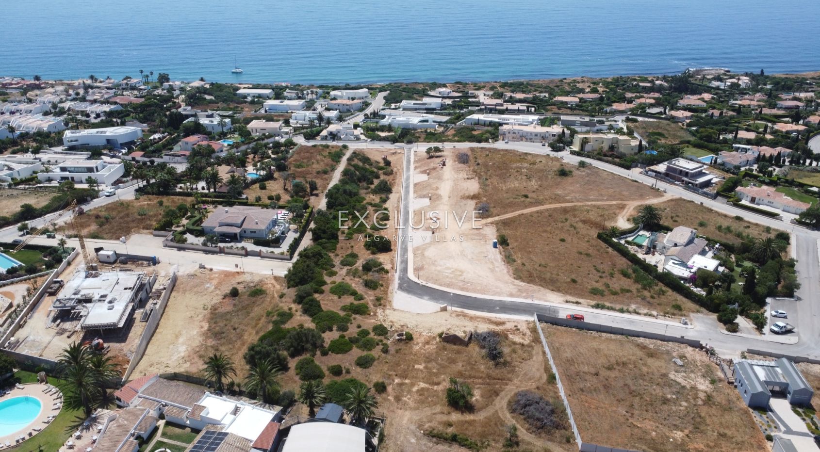 Building plot with sea views within walking distance to amenities in Praia da Luz, Algarve