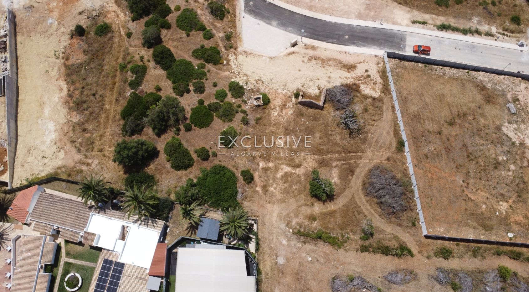 Building plot with sea views within walking distance to amenities in Praia da Luz, Algarve