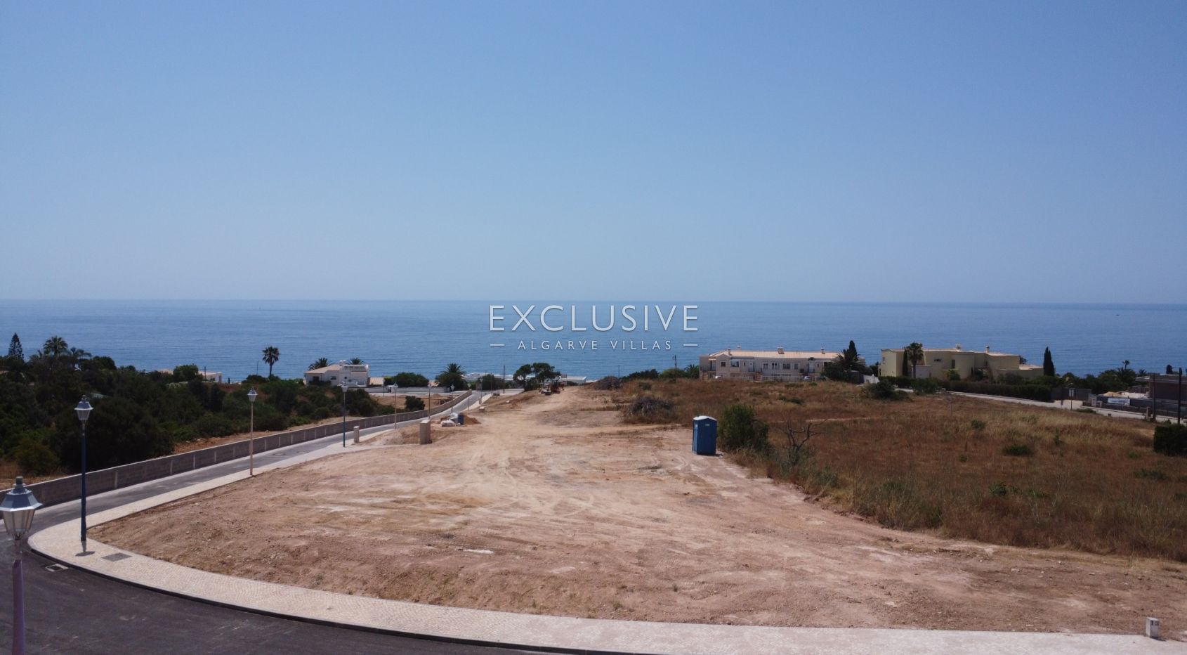 Building plot with sea views within walking distance to amenities in Praia da Luz, Algarve