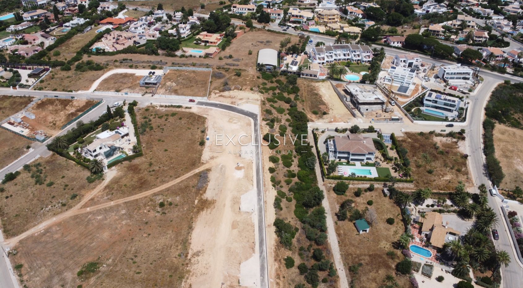 Building plot with sea views within walking distance to amenities in Praia da Luz, Algarve