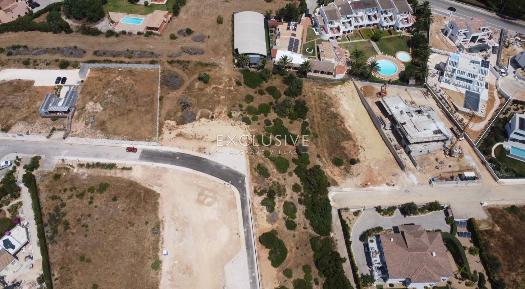 Building plot with sea views within walking distance to amenities in Praia da Luz, Algarve