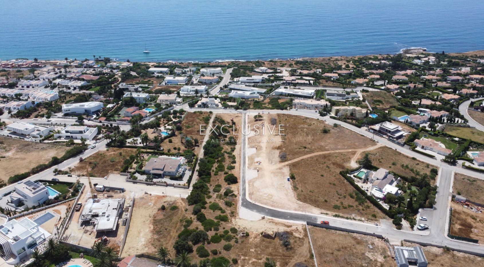 Building plot with sea views within walking distance to amenities in Praia da Luz, Algarve