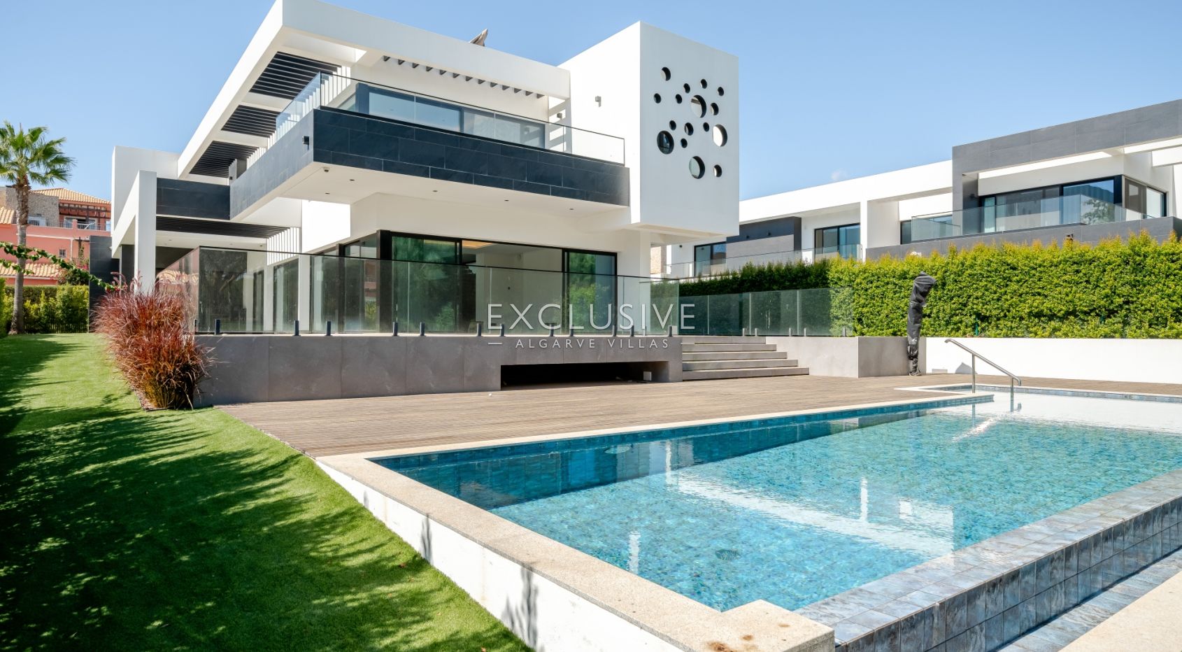 Buy Luxurious 4+1 Bedroom Villa with Pool Overlooking Els Golf Course in Vilamoura