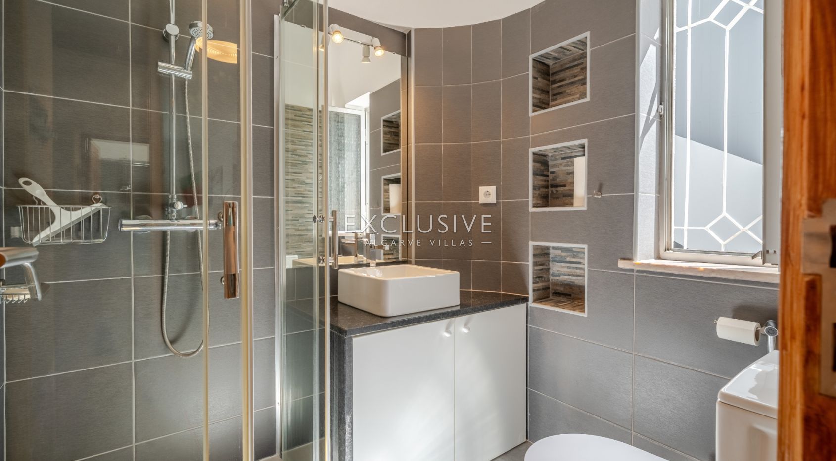 Buy a First Floor Three Bedroom Touristic Apartment in Pinhal da Marina, Vilamoura