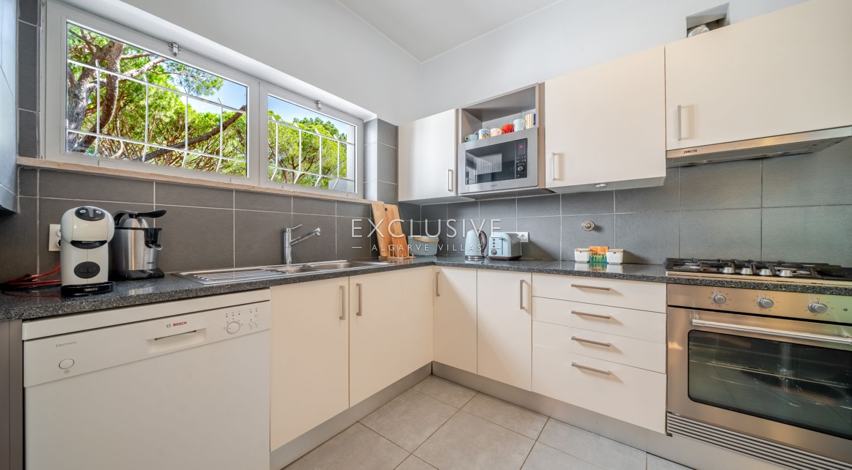 Buy a First Floor Three Bedroom Touristic Apartment in Pinhal da Marina, Vilamoura