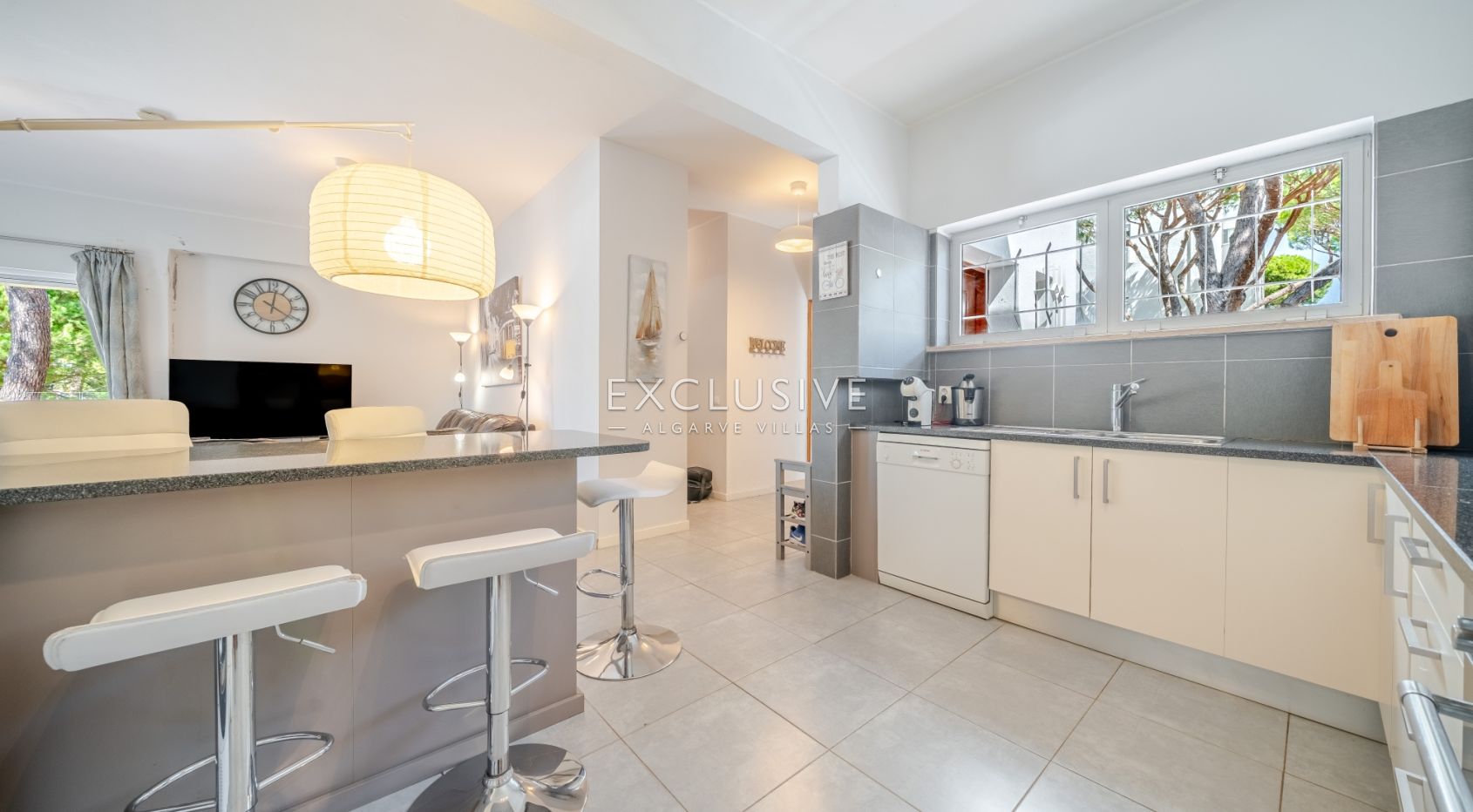 Buy a First Floor Three Bedroom Touristic Apartment in Pinhal da Marina, Vilamoura