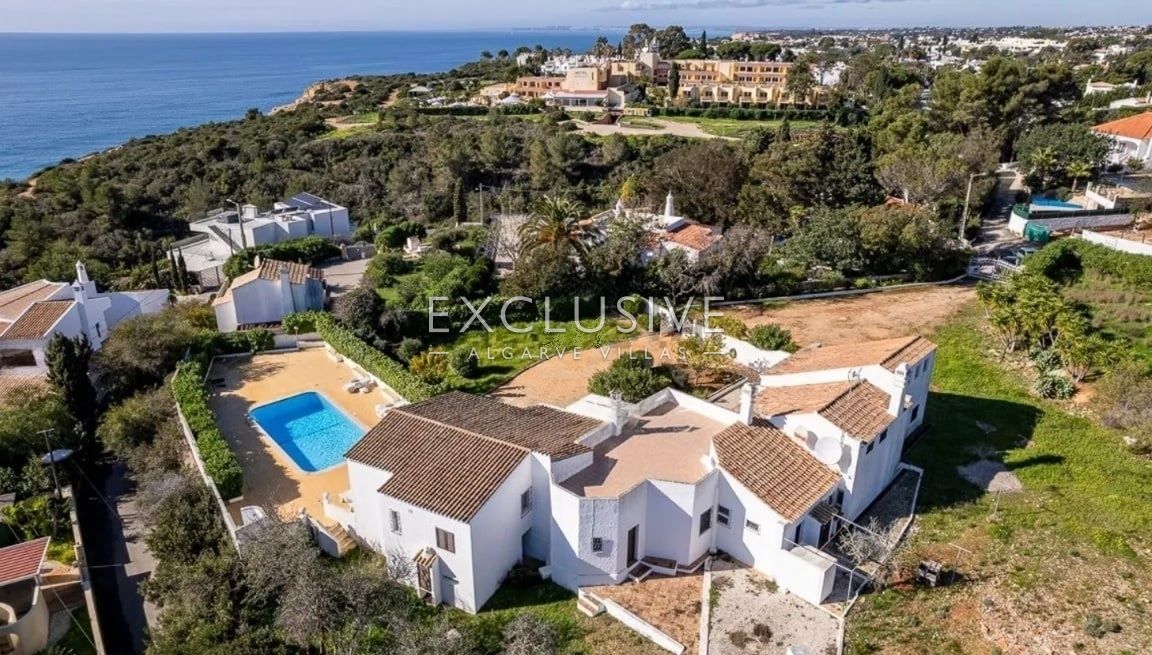 House with big plot to renovate close to the beach in Carvoeiro
