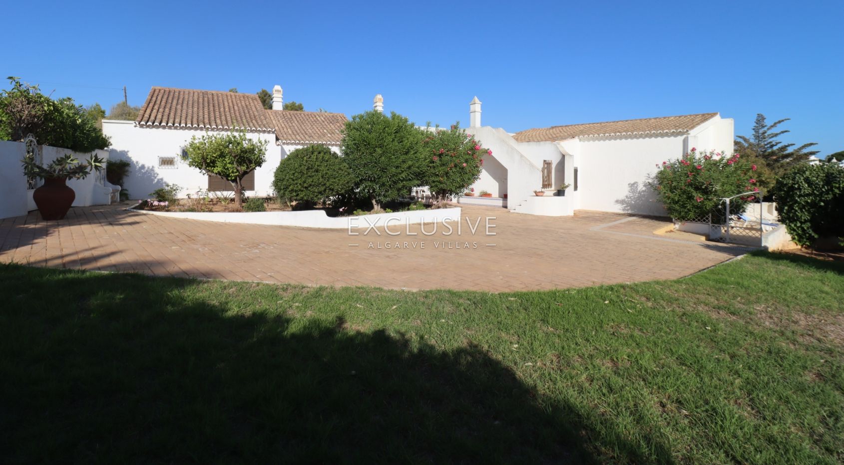 House with big plot to renovate close to the beach in Carvoeiro