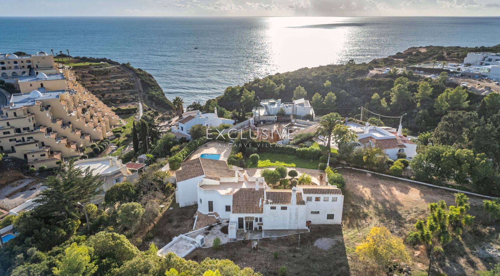 House with big plot to renovate close to the beach in Carvoeiro