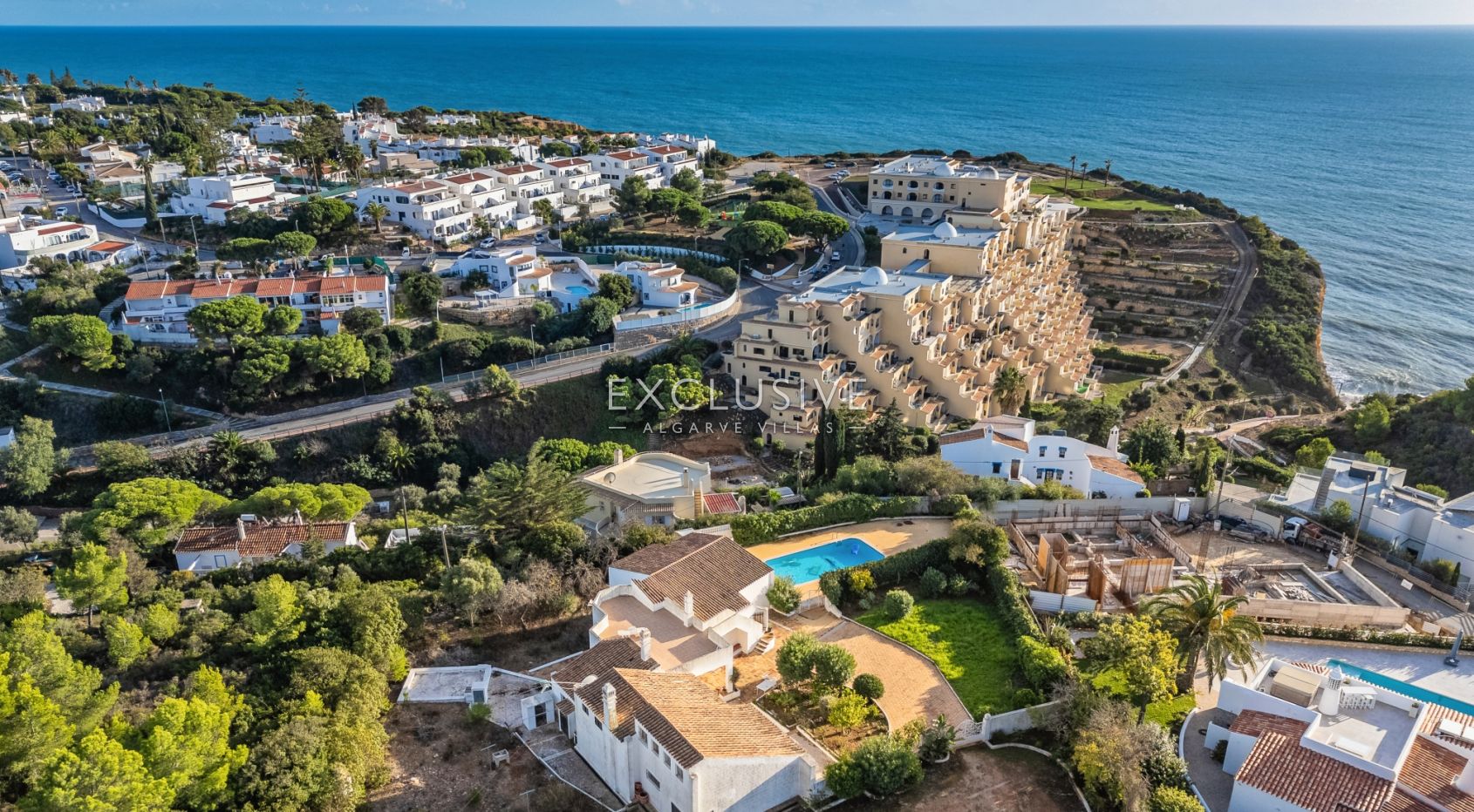 House with big plot to renovate close to the beach in Carvoeiro