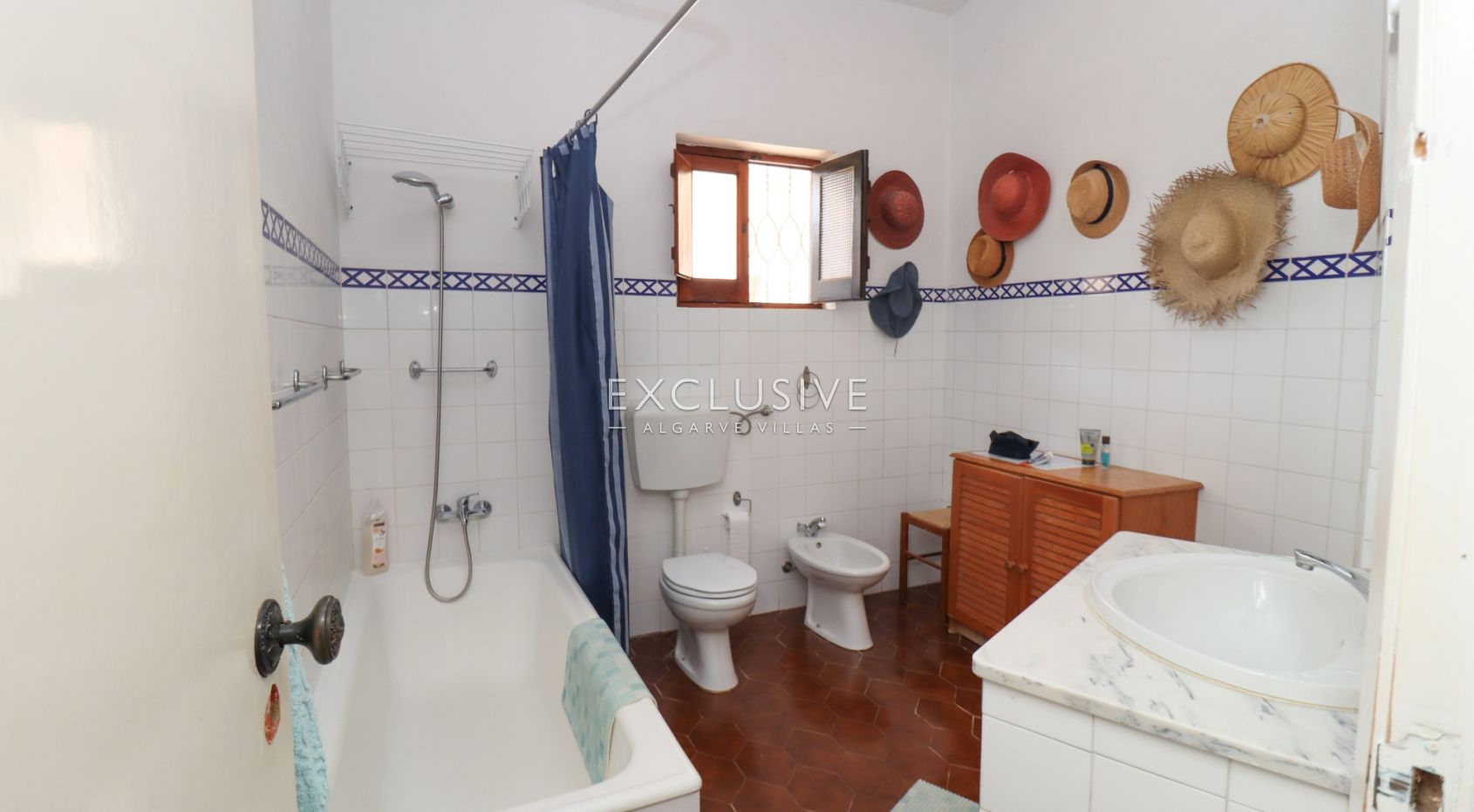 House with big plot to renovate close to the beach in Carvoeiro