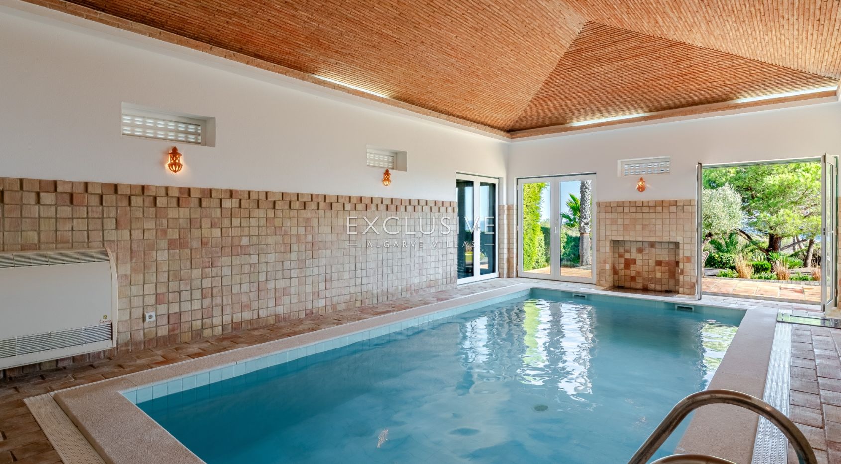 Ocean frontline Luxury 3+1 bedroom villa with 2 pools in Carvoeiro with beautiful sea view