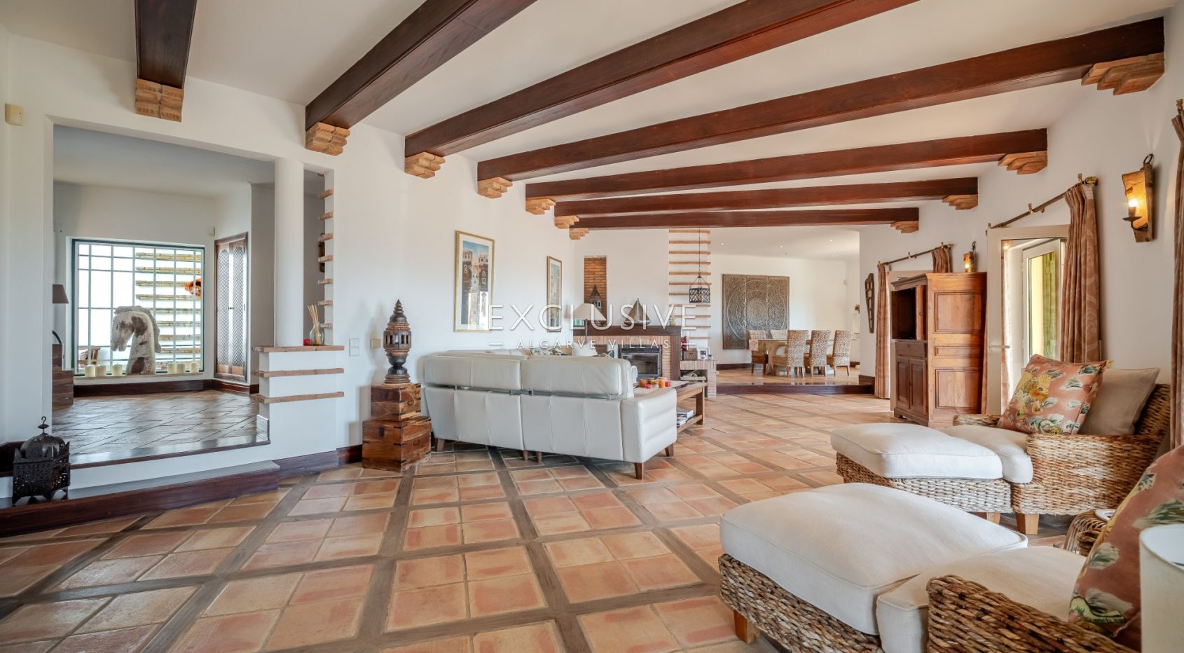 Ocean frontline Luxury 3+1 bedroom villa with 2 pools in Carvoeiro with beautiful sea view