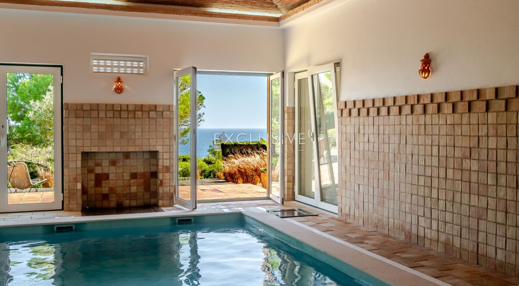 Ocean frontline Luxury 3+1 bedroom villa with 2 pools in Carvoeiro with beautiful sea view