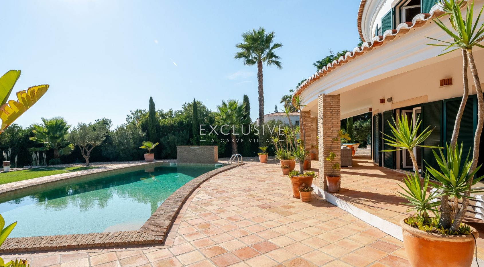 Ocean frontline Luxury 3+1 bedroom villa with 2 pools in Carvoeiro with beautiful sea view