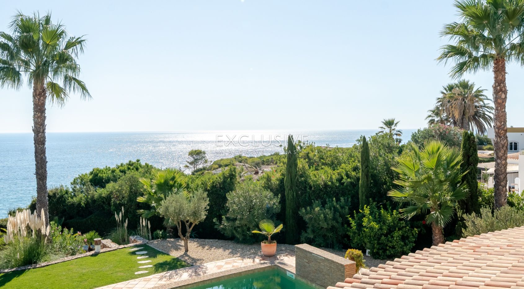 Ocean frontline Luxury 3+1 bedroom villa with 2 pools in Carvoeiro with beautiful sea view