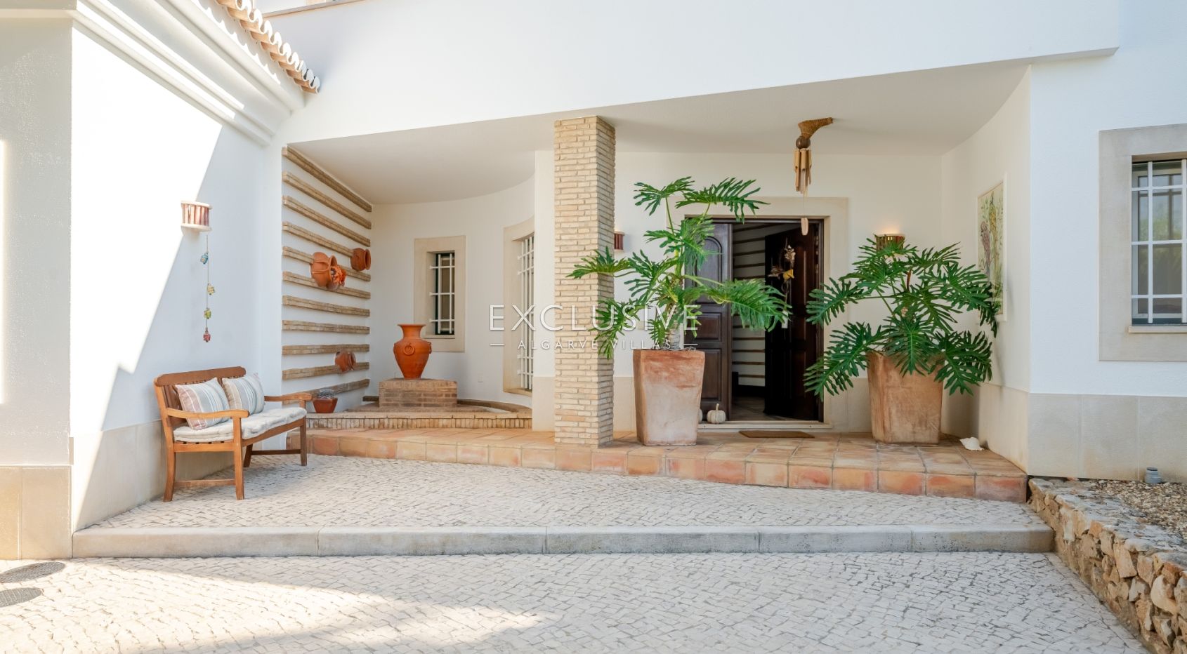 Ocean frontline Luxury 3+1 bedroom villa with 2 pools in Carvoeiro with beautiful sea view