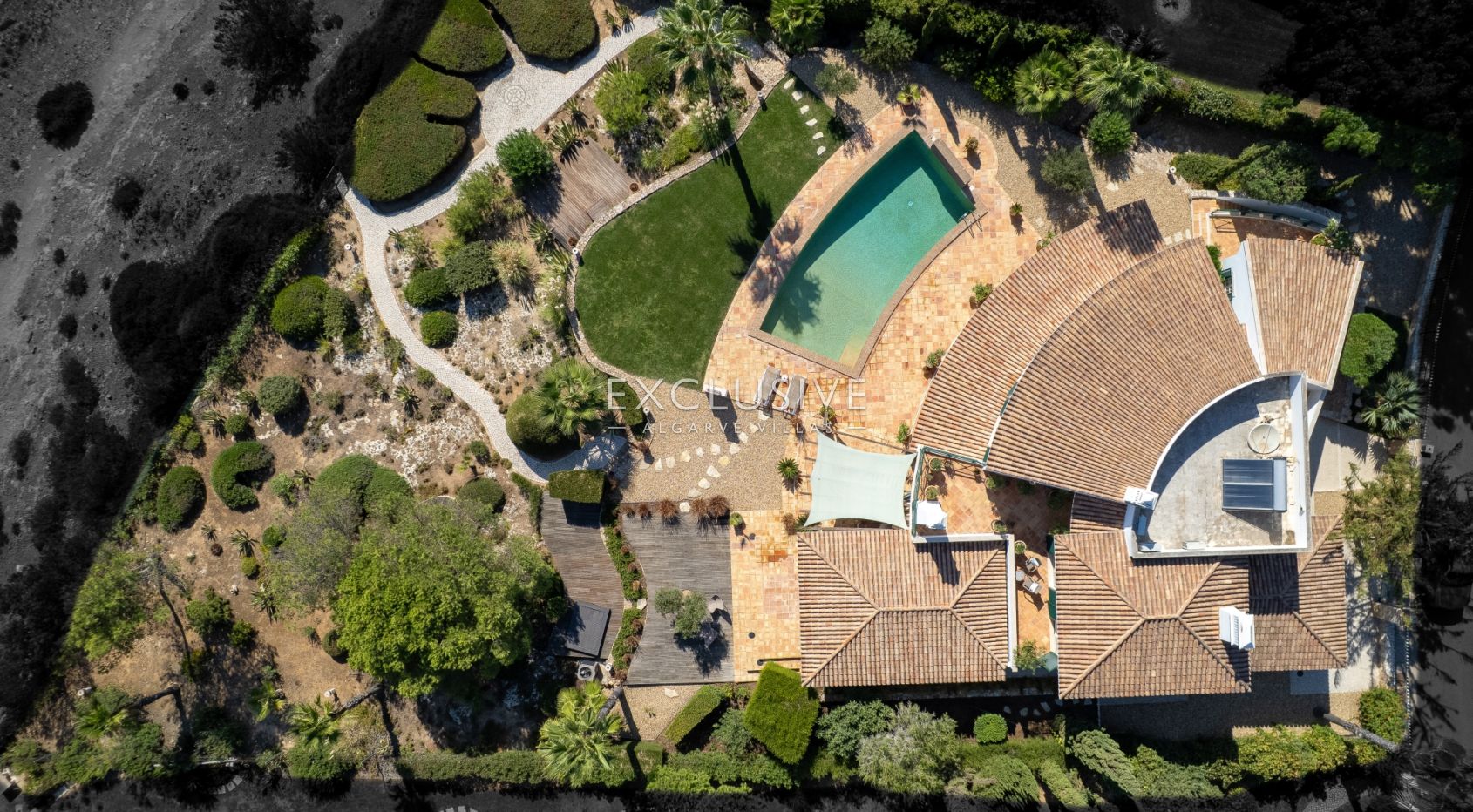 Ocean frontline Luxury 3+1 bedroom villa with 2 pools in Carvoeiro with beautiful sea view