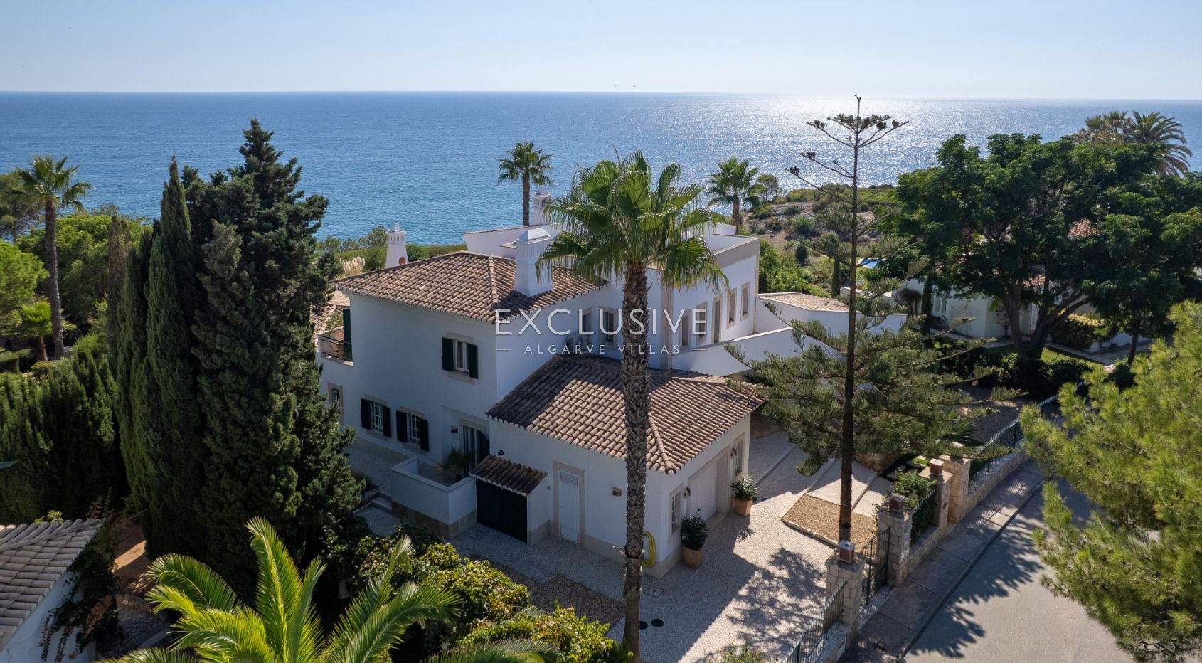 Ocean frontline Luxury 3+1 bedroom villa with 2 pools in Carvoeiro with beautiful sea view