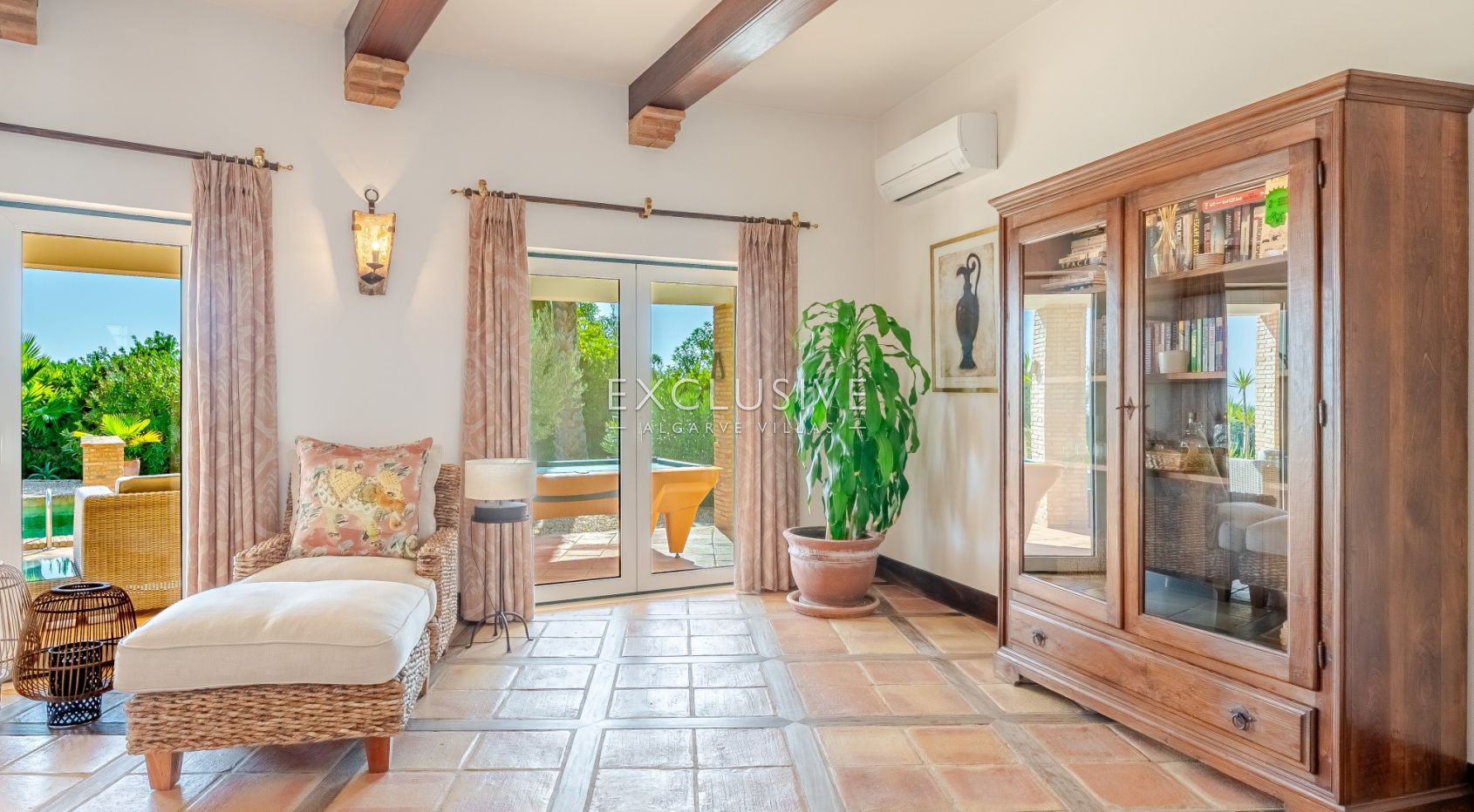 Ocean frontline Luxury 3+1 bedroom villa with 2 pools in Carvoeiro with beautiful sea view