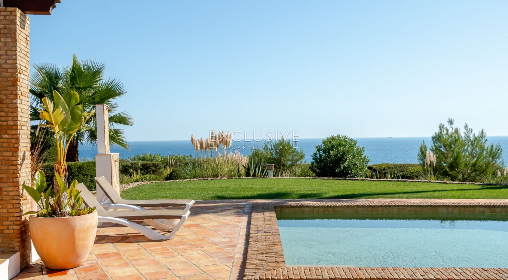 Ocean frontline Luxury 3+1 bedroom villa with 2 pools in Carvoeiro with beautiful sea view